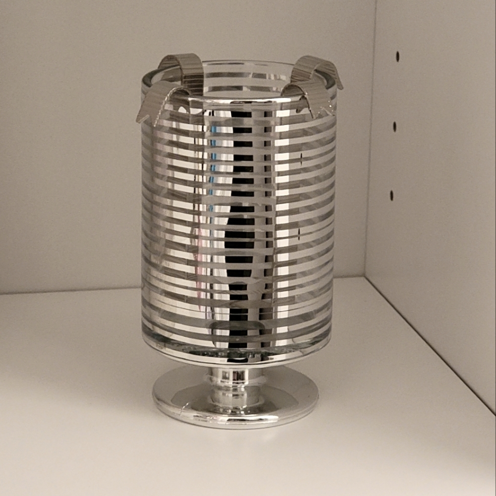 Tealight candle holder